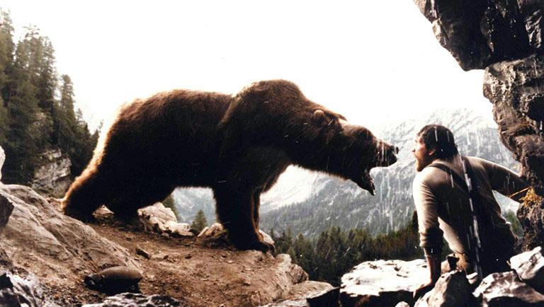 Кадр из фильма "Медведь" (1988)