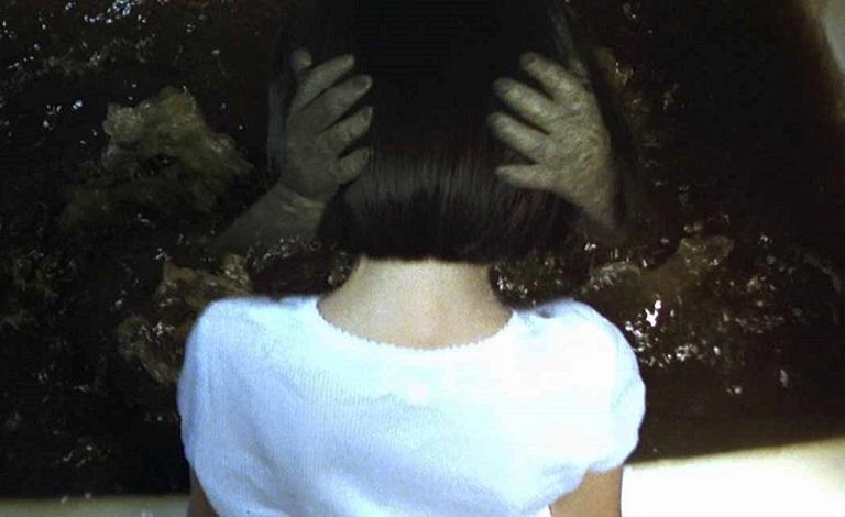 Кадр из фильма "Темные воды" (2001)