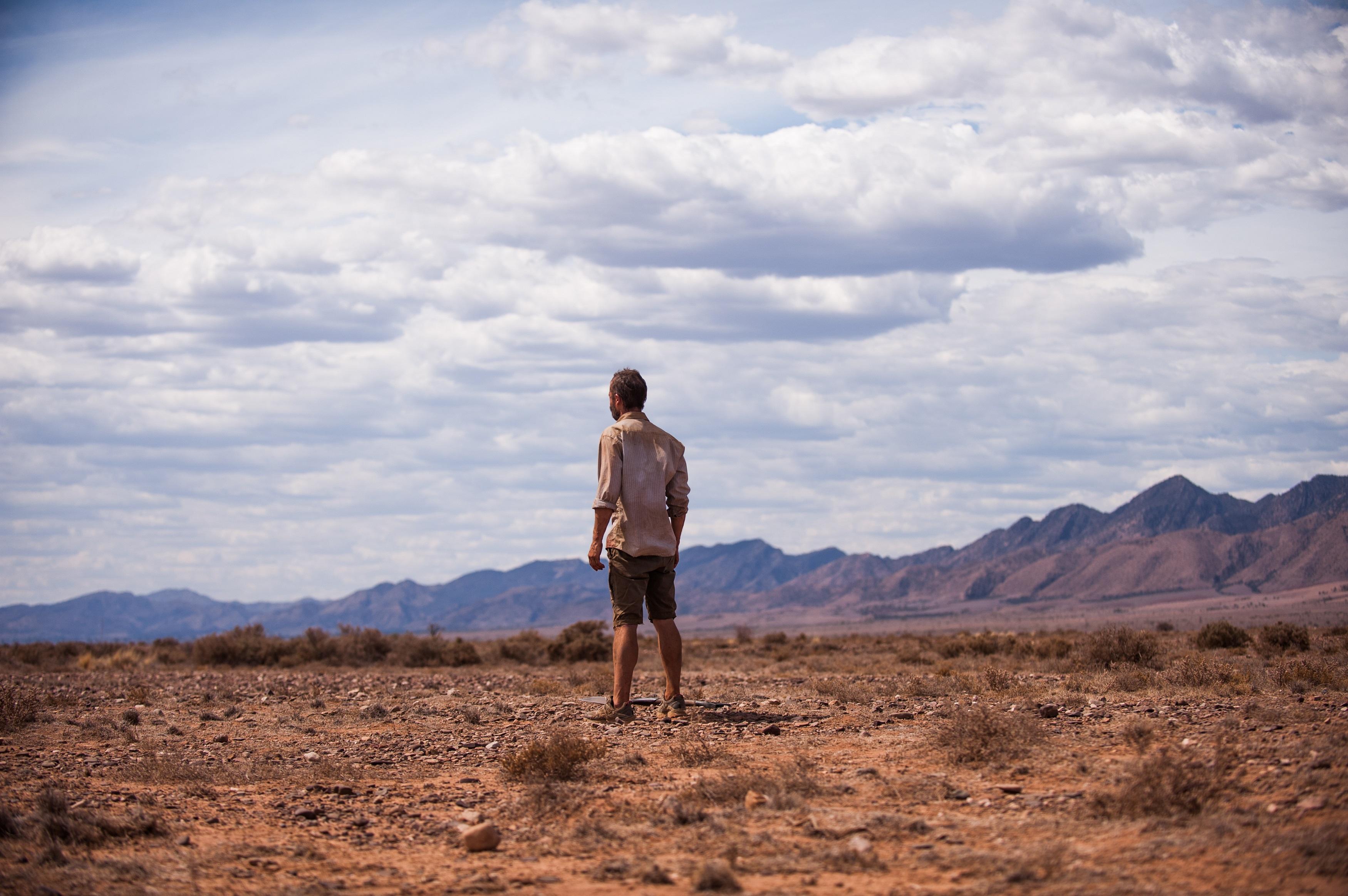Иди мен. Rover 2014 guy Pearce. Человек один в пустыне. Одиночество в пустыне. Мужчина в пустыне.