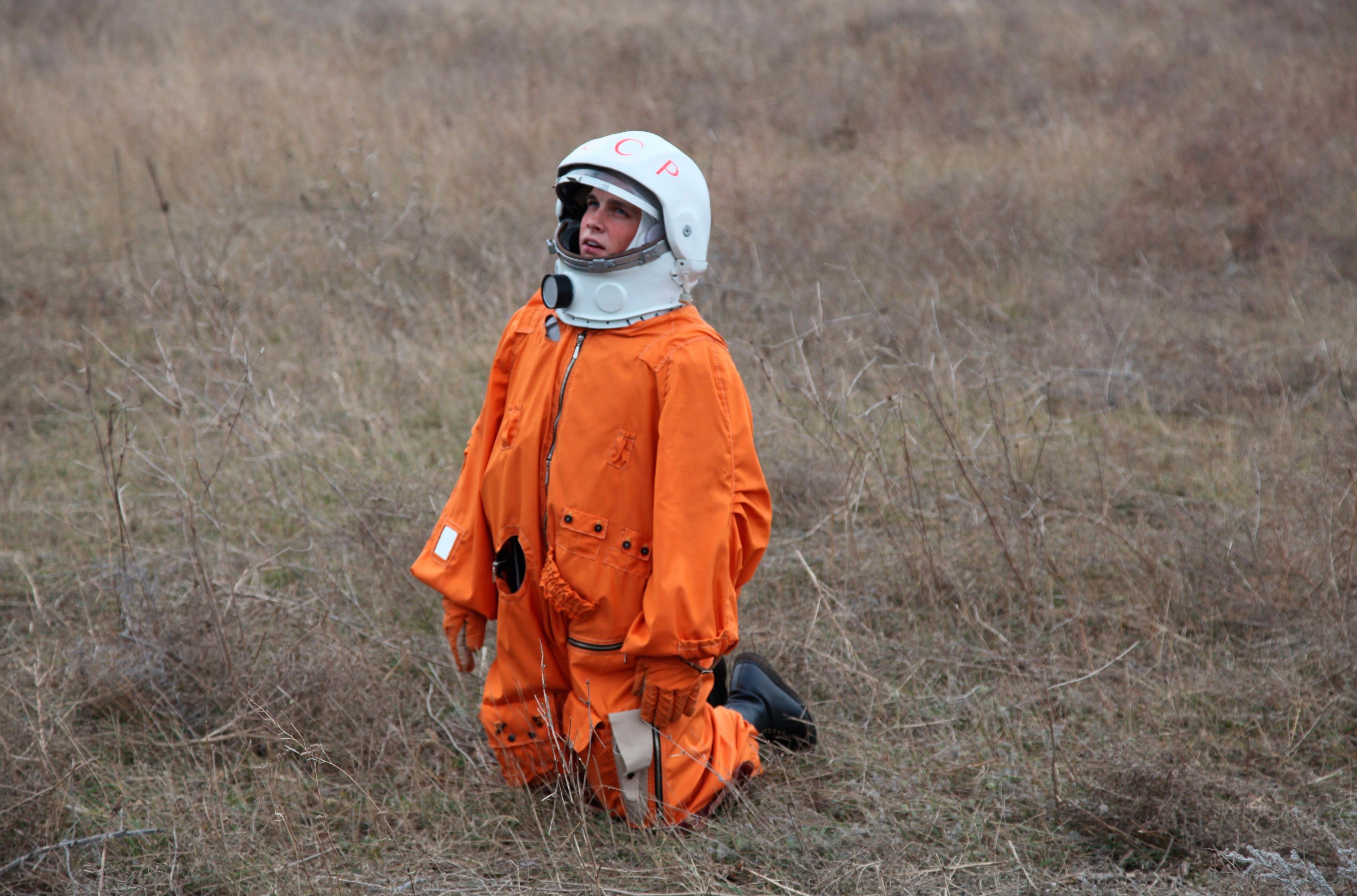 Скафандр первых космонавтов. Гагарин первый в космосе 2013. Гагарин в скафандре.