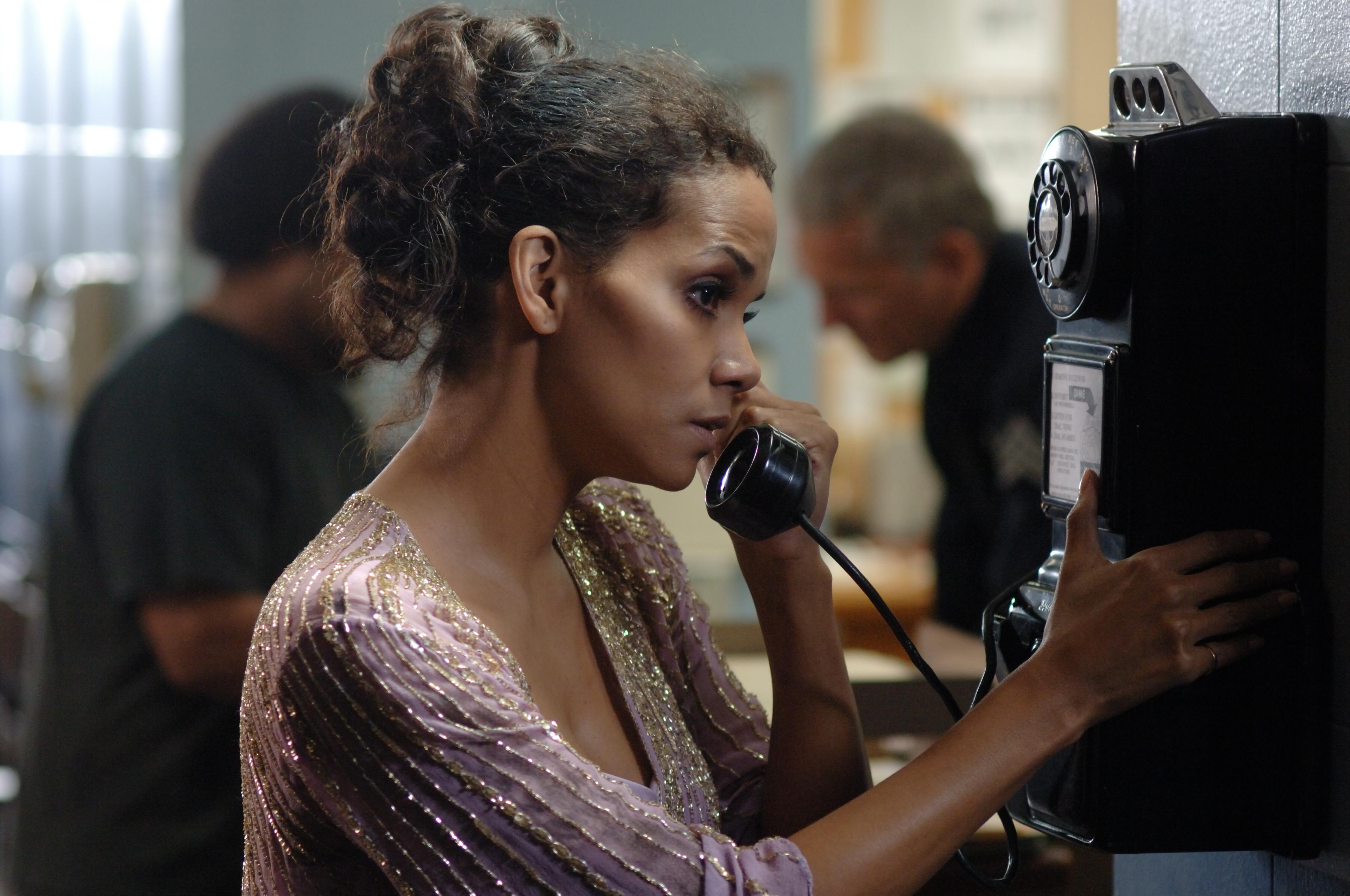 3 2 кинопоиск. Фрэнки и Элис (2010). Фрэнки и Элис (2009). Halle Berry 2010.