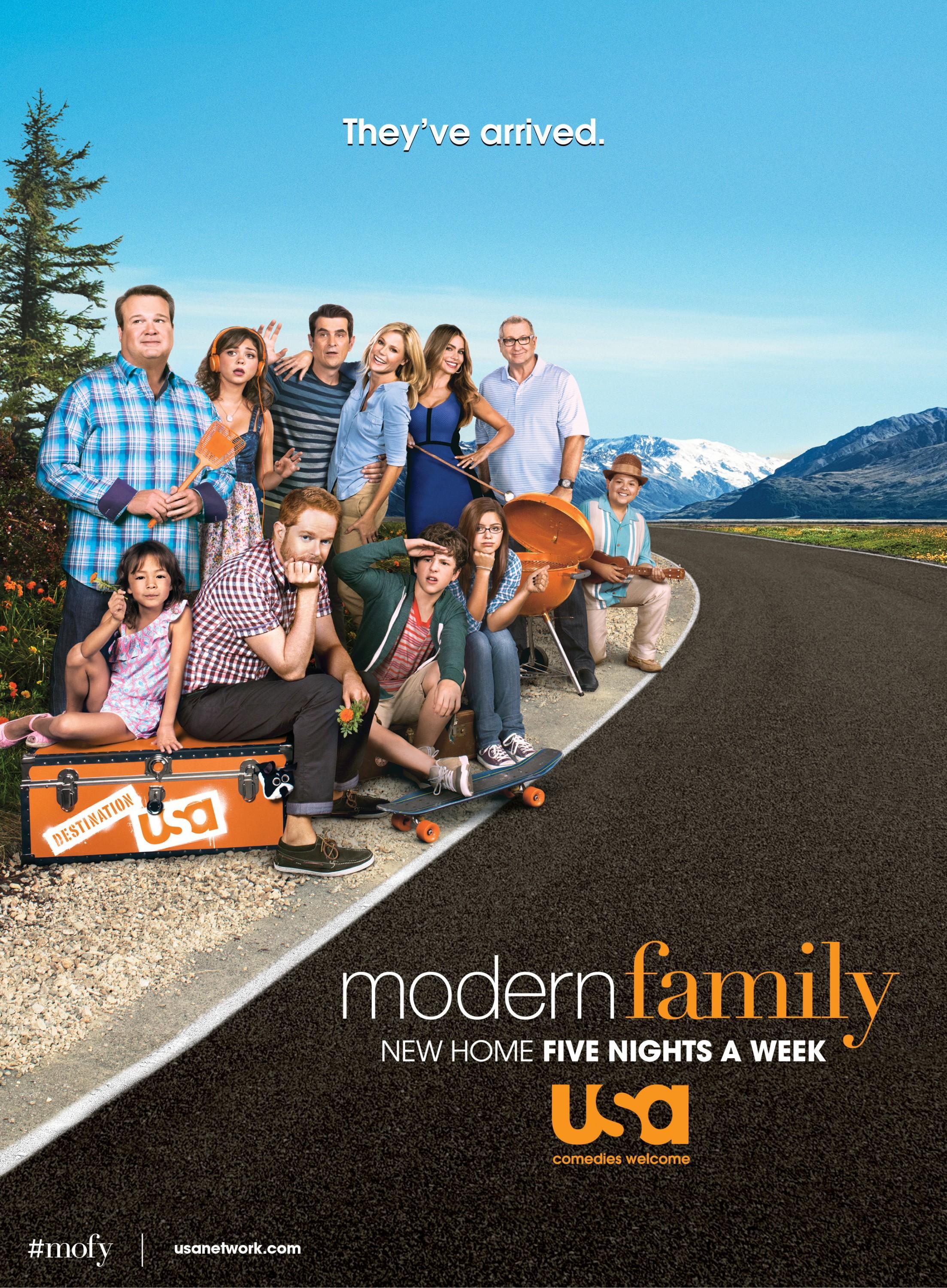 Family series. Американская семейка Постер. Modern Family poster сериал. Американская семейка 11 сезон Постер. Модерн Фэмили.