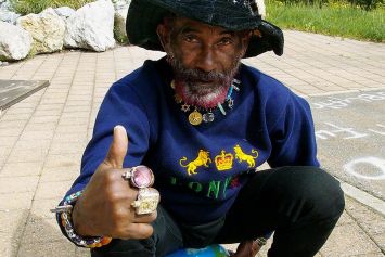 Scratch perry. Хью Перри. Скретч Перри. Lee Scratch. Ли скрэтч Пэрри.